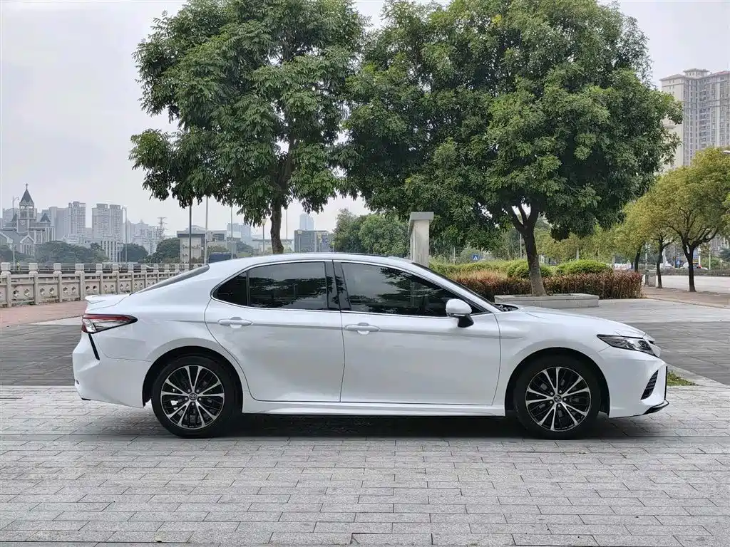 Toyota Camry 2019 — фото 13
