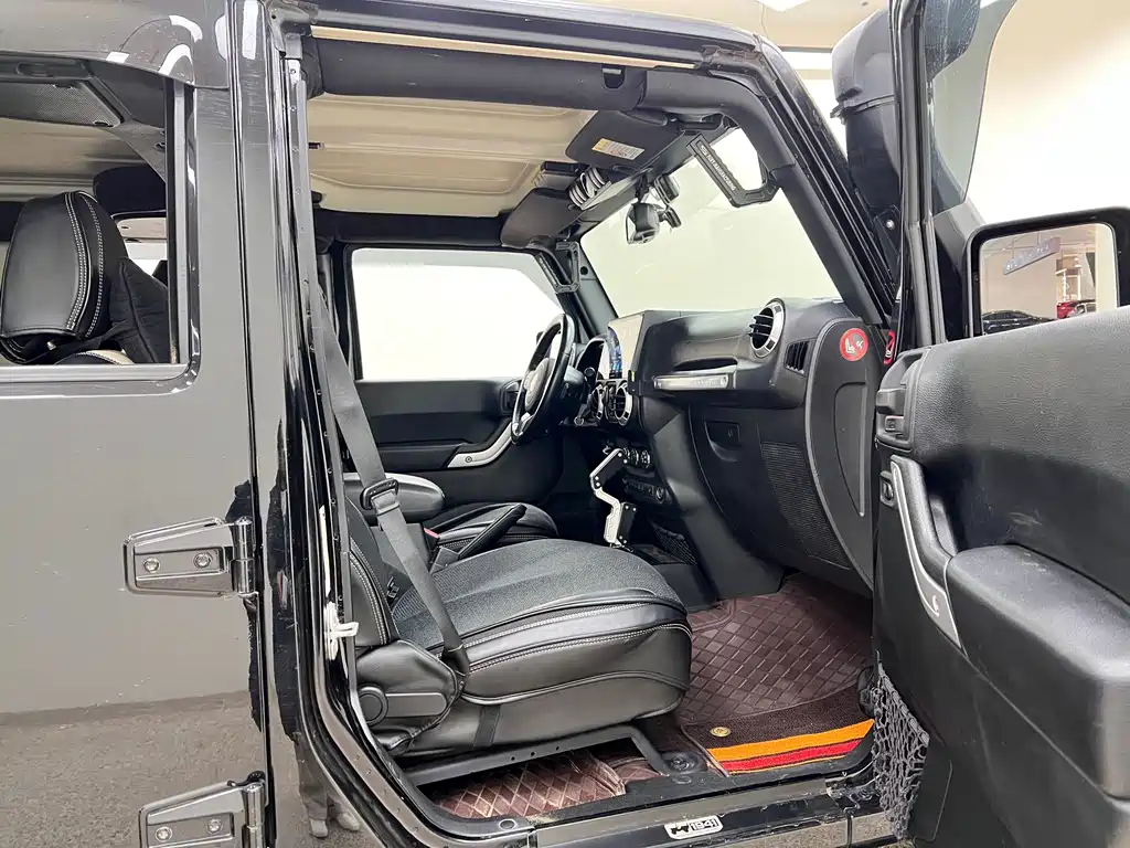 Jeep Wrangler 2019 — фото 29