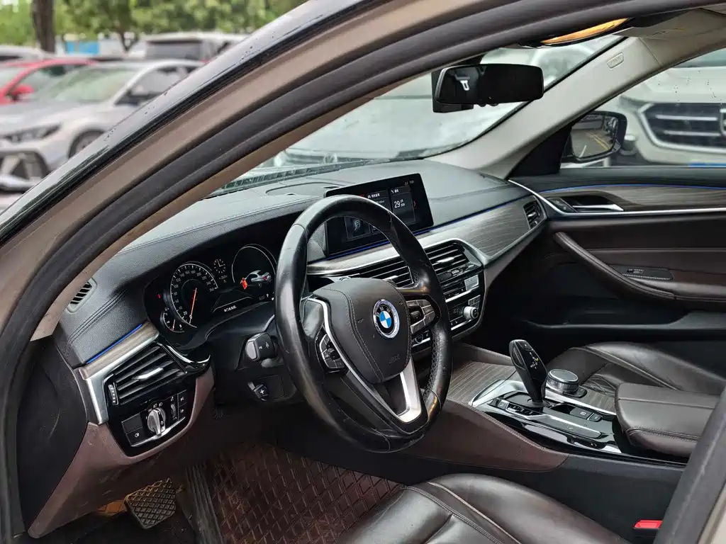 BMW 5 Series 2018 — фото 8