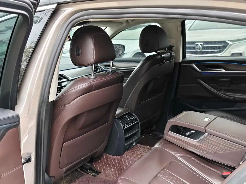 BMW 5 Series 2018 — фото 10