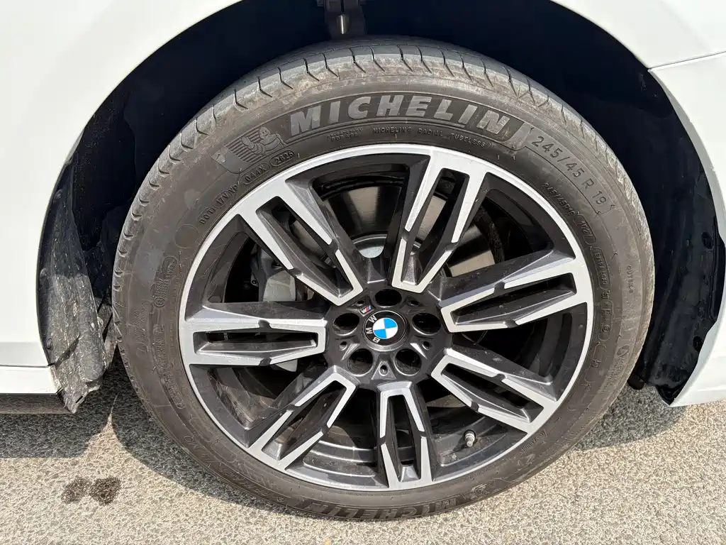 BMW 5 Series 2025 — фото 17