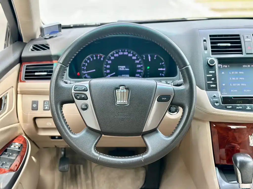 Toyota Crown 2015 — фото 14