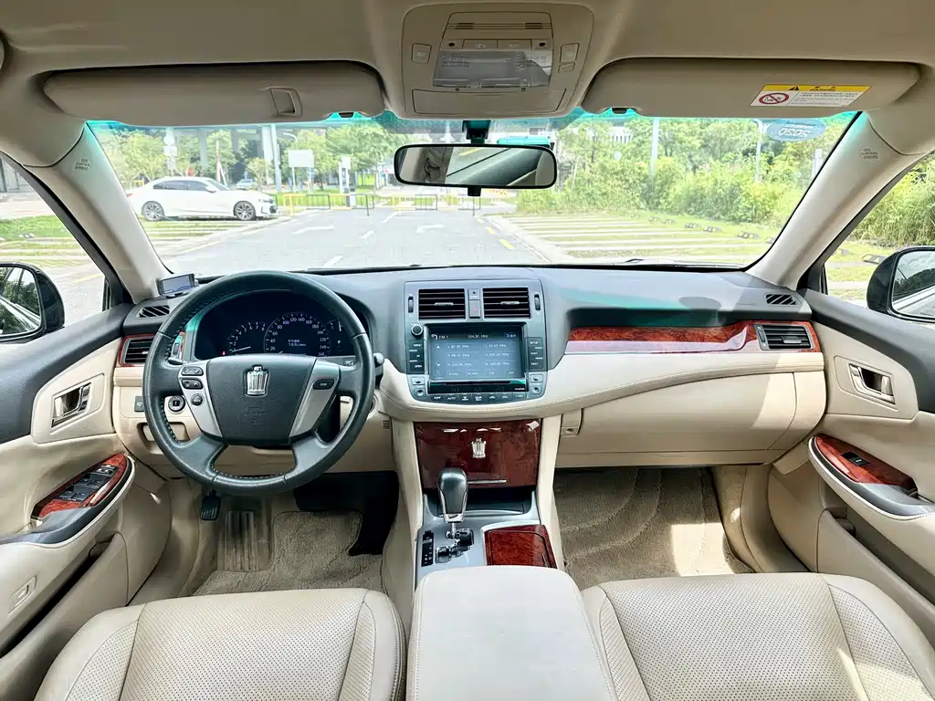 Toyota Crown 2015 — фото 12