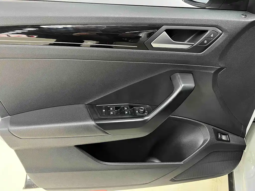 Volkswagen T-Roc 2022 — фото 8
