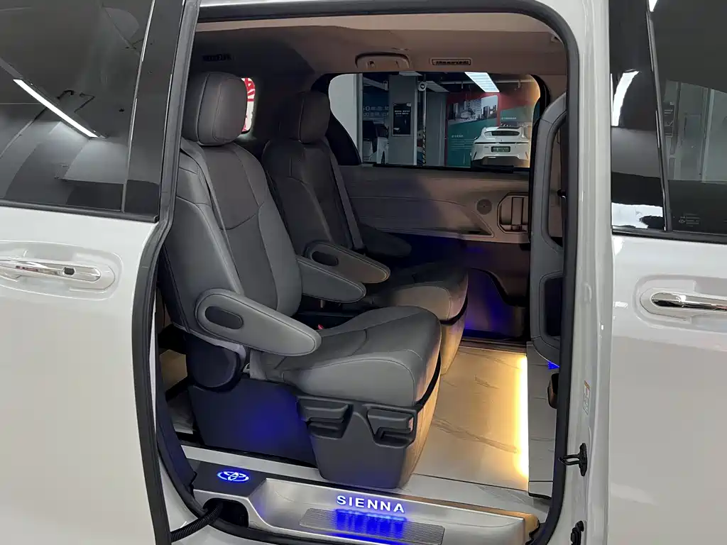 Toyota Sienna 2023 — фото 12