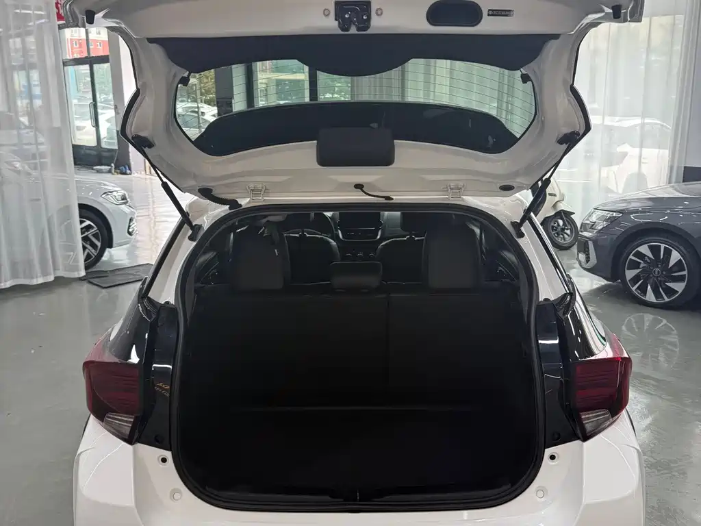 Toyota Yaris L 2022 — фото 10