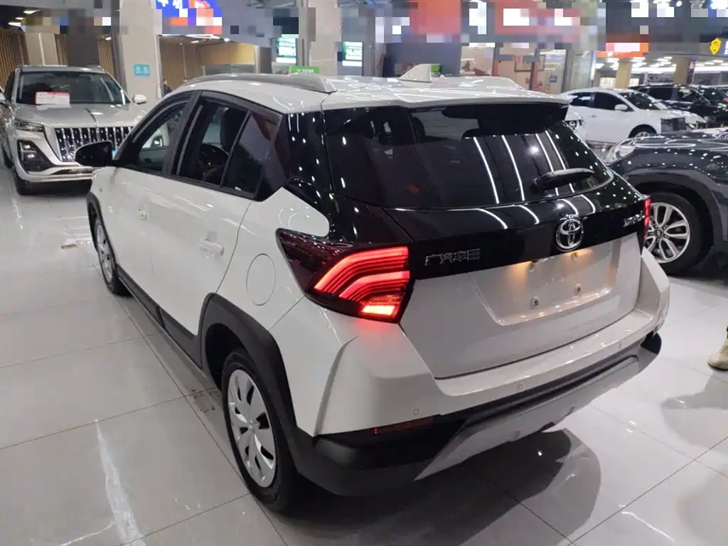 Toyota Yaris L 2022 — фото 23