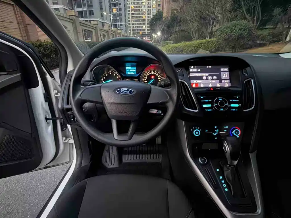Ford Focus 2018 — фото 9