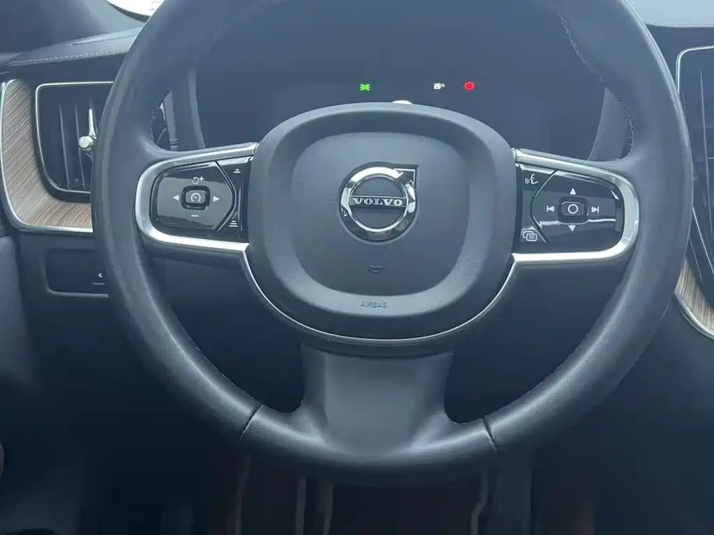 Volvo XC60 2023 — фото 10