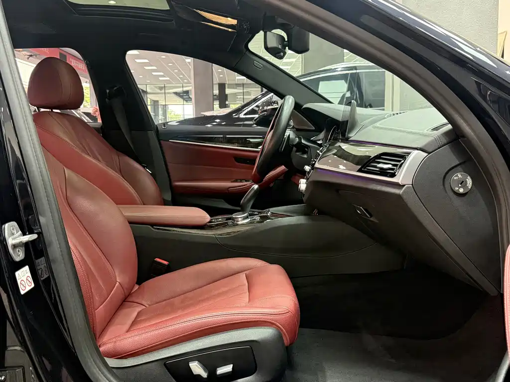 BMW 5 Series 2018 — фото 13