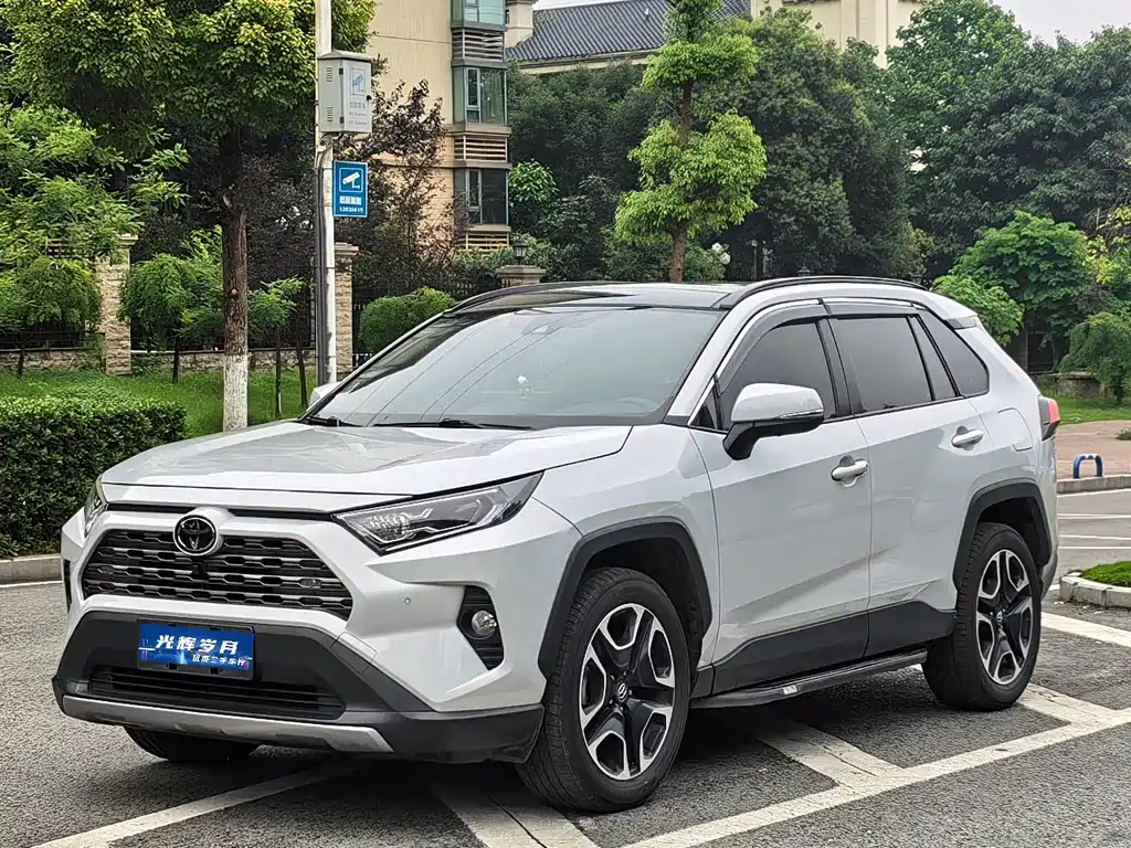 Toyota RAV4 2021 — фото 1