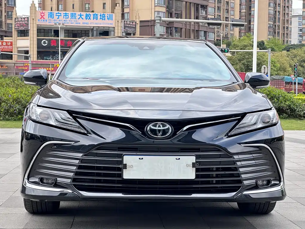 Toyota Camry 2023 — фото 2