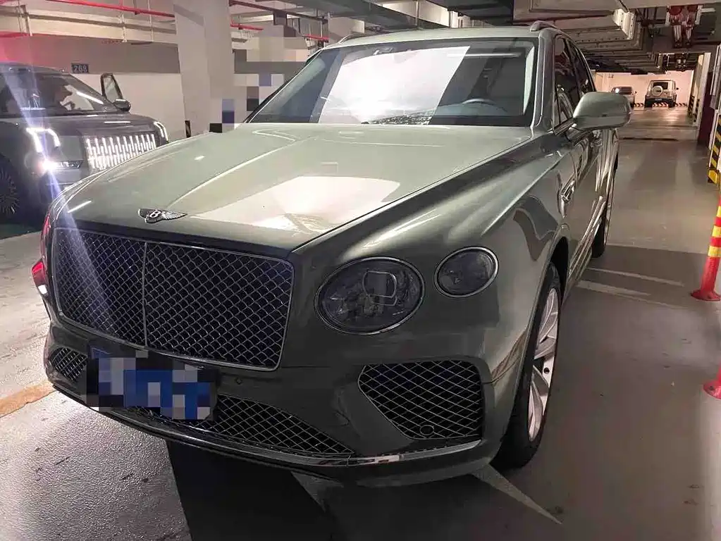 Bentley Bentayga 2023 — фото 1