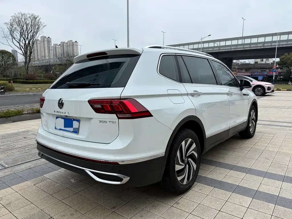Volkswagen Tiguan L 2023 — фото 12