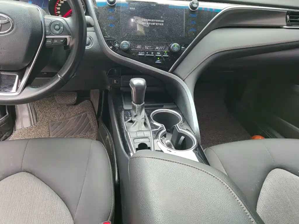 Toyota Camry 2019 — фото 14