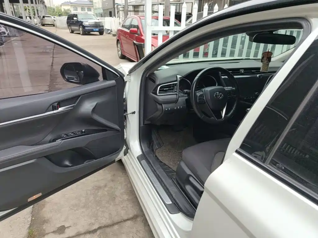 Toyota Camry 2019 — фото 16