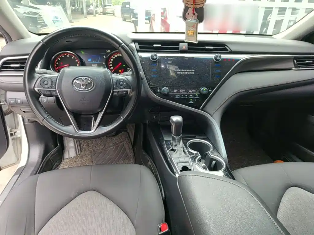 Toyota Camry 2019 — фото 10