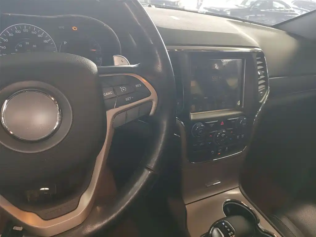 Jeep Grand Cherokee 2017 — фото 10