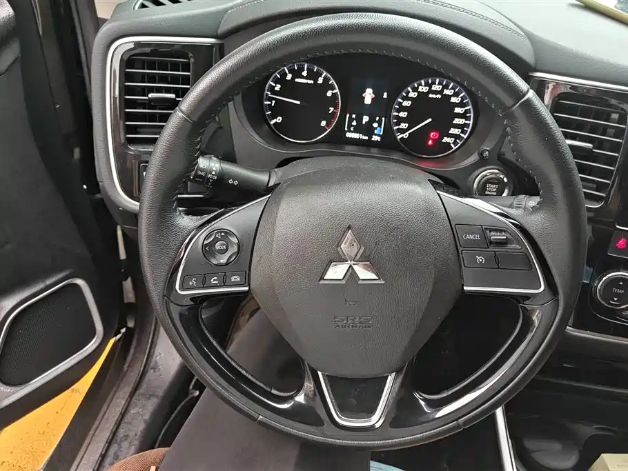 Mitsubishi Outlander 2020 — фото 15
