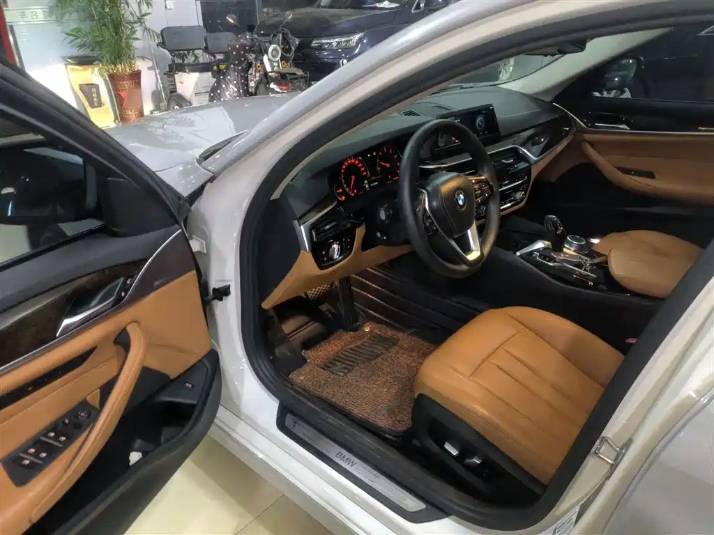 BMW 5 Series 2017 — фото 12