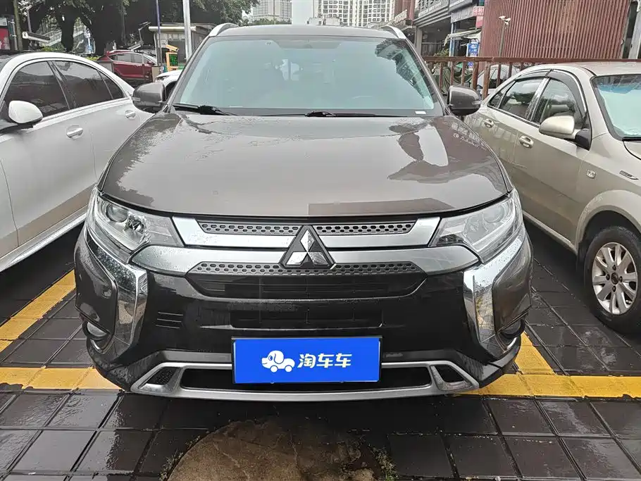 Mitsubishi Outlander 2020 — фото 2