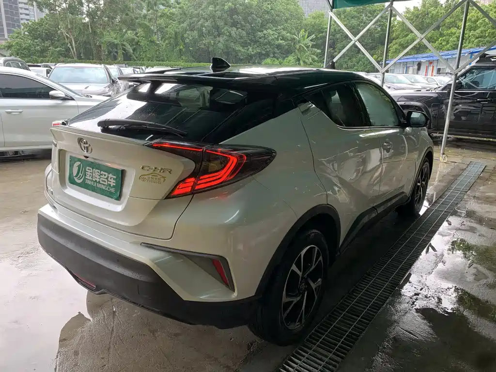 Toyota C-HR 2018 — фото 3