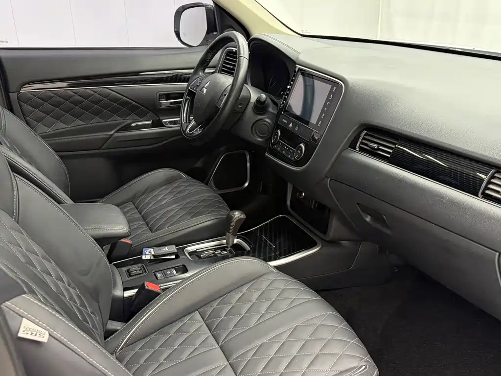 Mitsubishi Outlander 2021 — фото 17