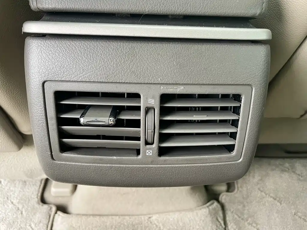 Toyota Camry 2010 — фото 23