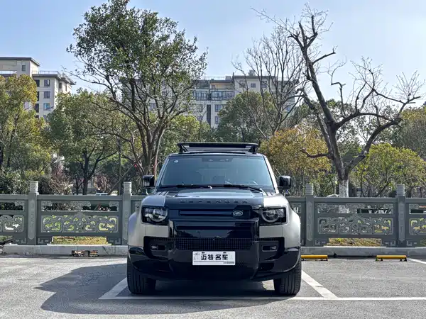 Land Rover Defender 2025
