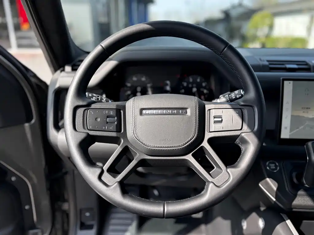 Land Rover Defender 2024 — фото 16