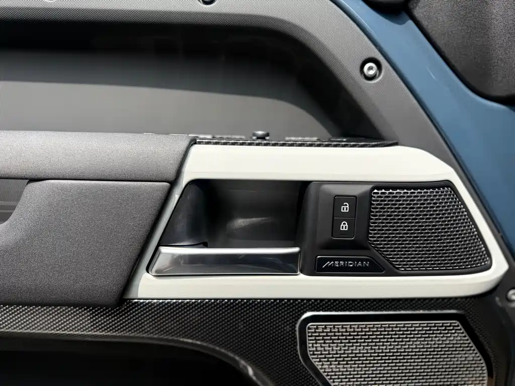 Land Rover Defender 2021 — фото 13