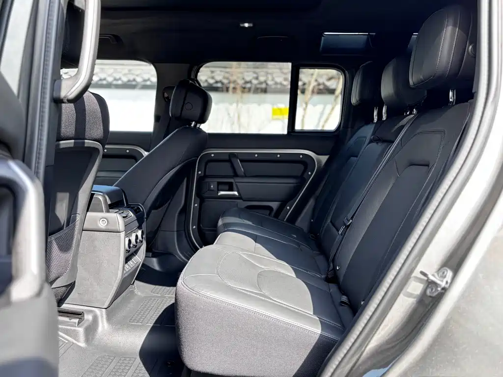 Land Rover Defender 2024 — фото 12