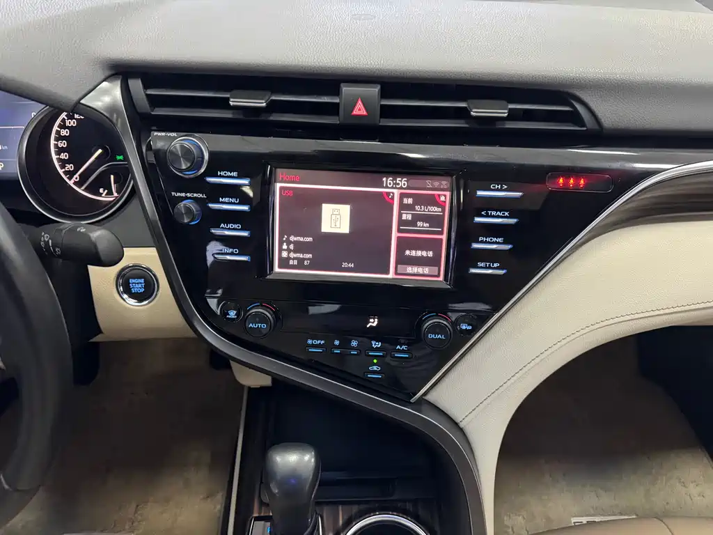 Toyota Camry 2018 — фото 10