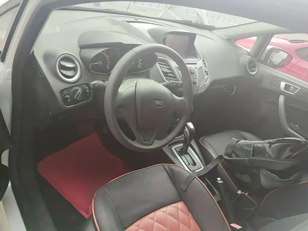 Ford Fiesta 2015 — фото 10