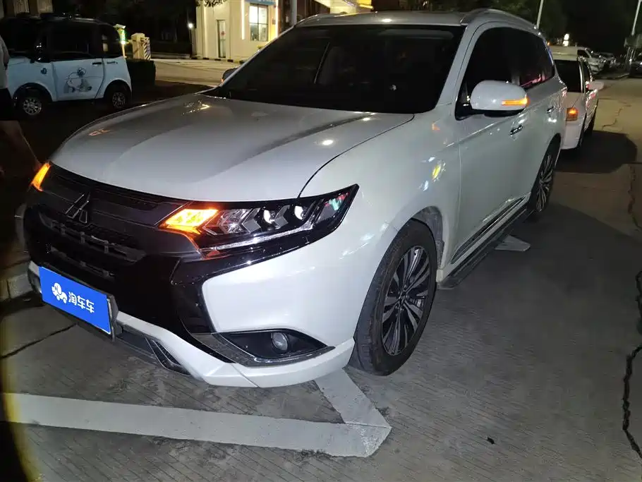 Mitsubishi Outlander 2022 — фото 1