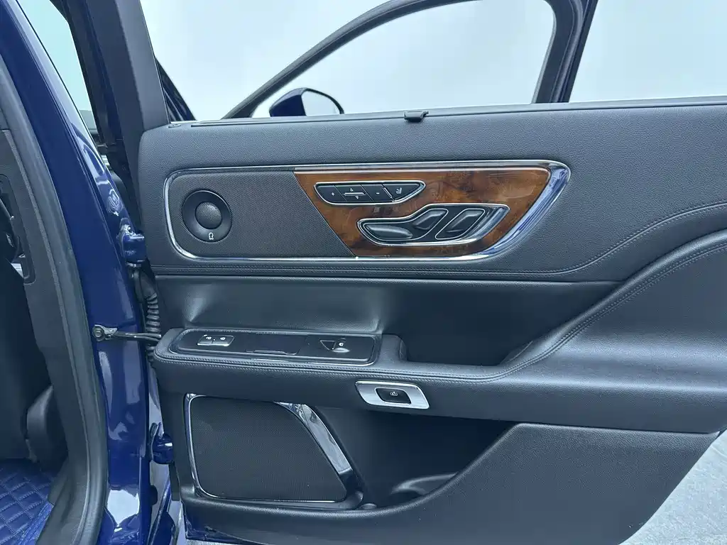 Lincoln Continental 2018 — фото 16