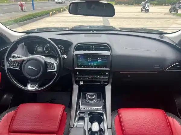 Jaguar F-PACE 2018
