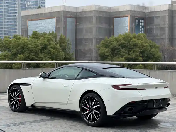 Aston Martin DB11 2016