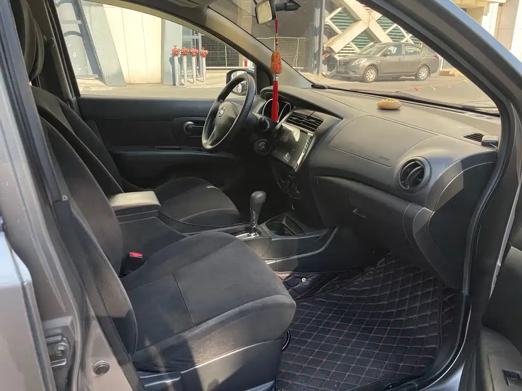 Nissan Livina 2015 — фото 10