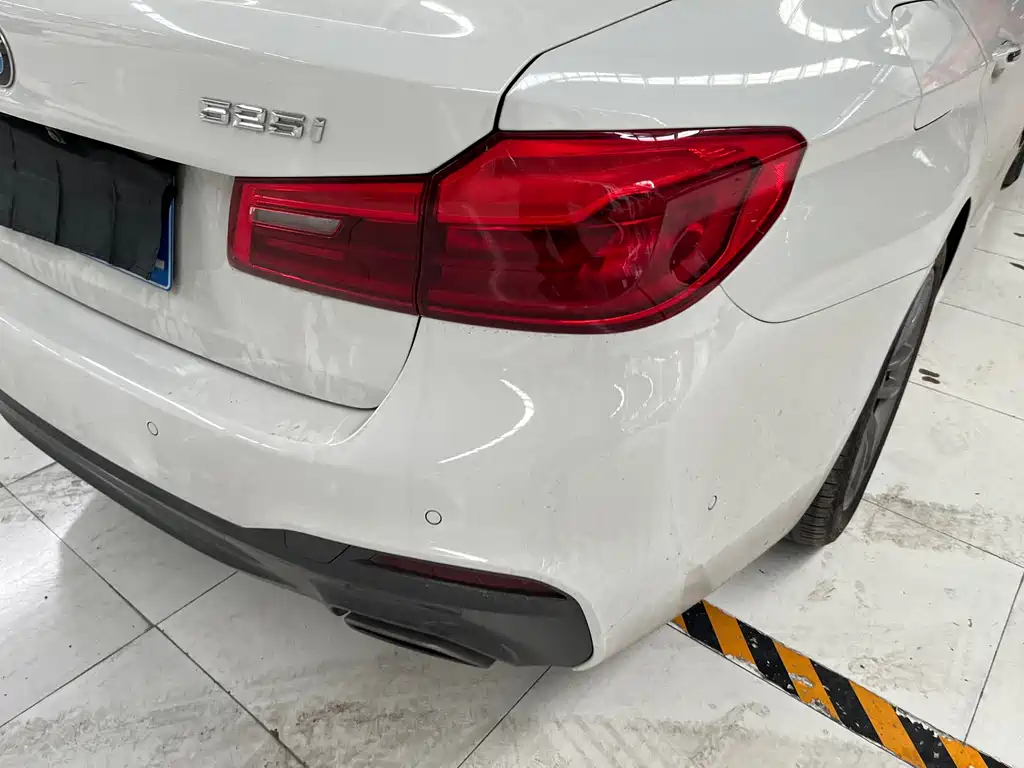 BMW 5 Series 2018 — фото 17