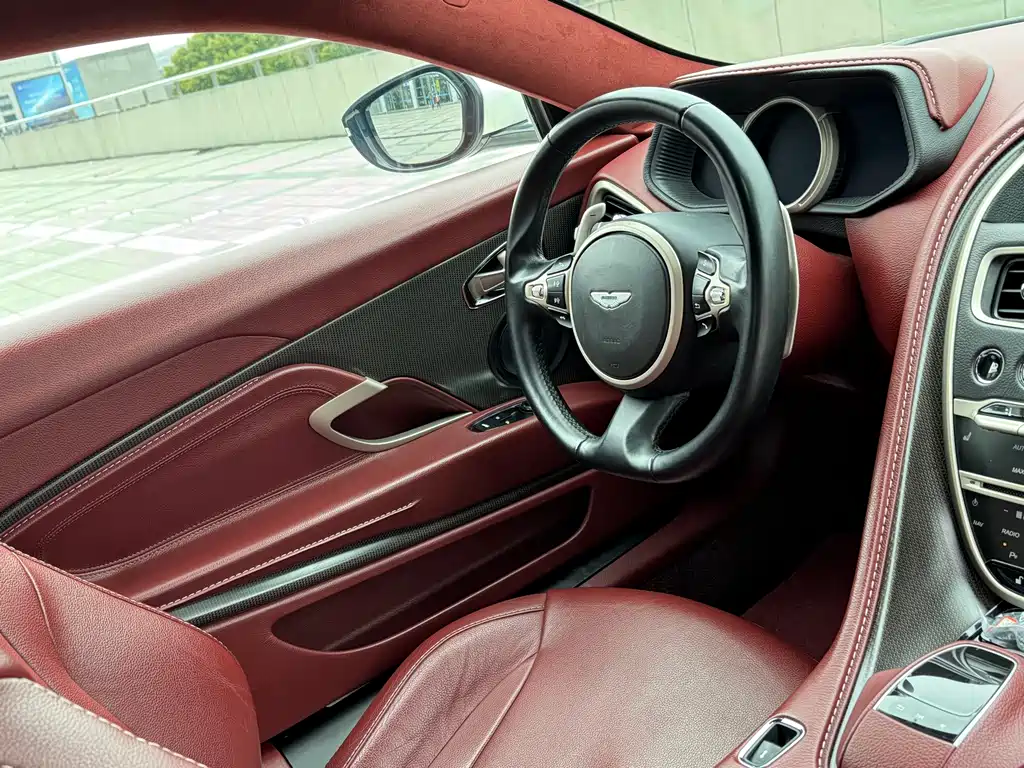 Aston Martin DB11 2017 — фото 18