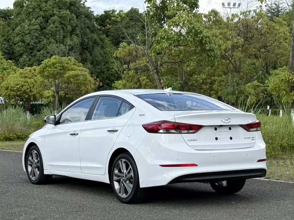 Hyundai Elantra 2017 — фото 7