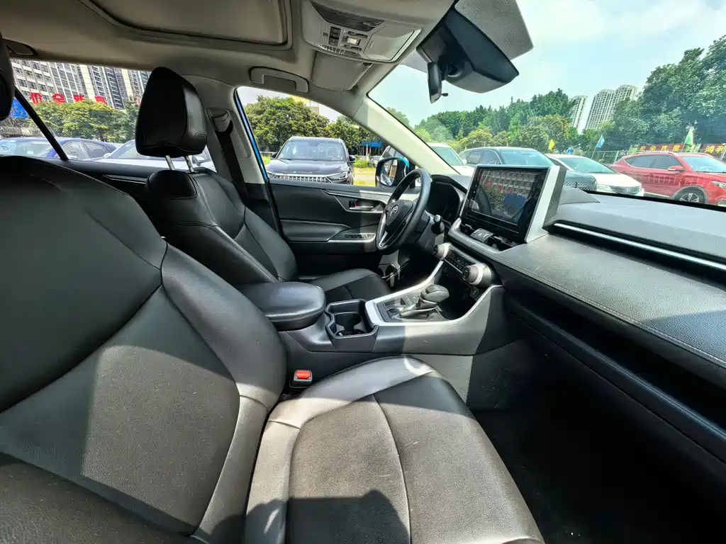 Toyota RAV4 2020 — фото 11