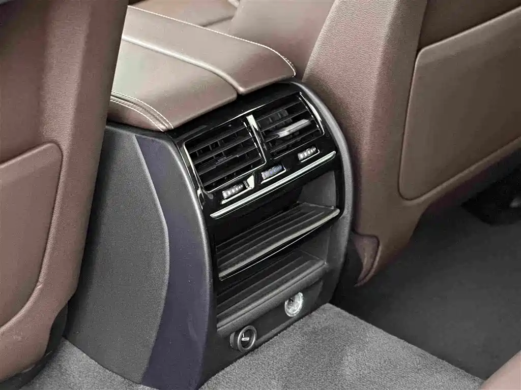 BMW 5 Series New Energy 2019 — фото 12