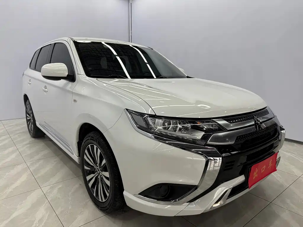Mitsubishi Outlander 2022 — фото 3