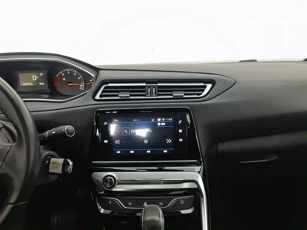 Peugeot 308 2017 — фото 12