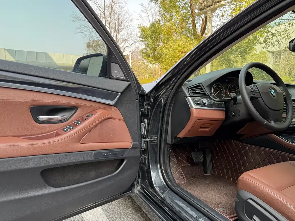 BMW 5 Series 2015 — фото 14