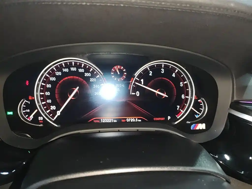 BMW 5 Series 2018 — фото 12