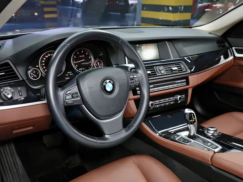 BMW 5 Series 2017 — фото 11