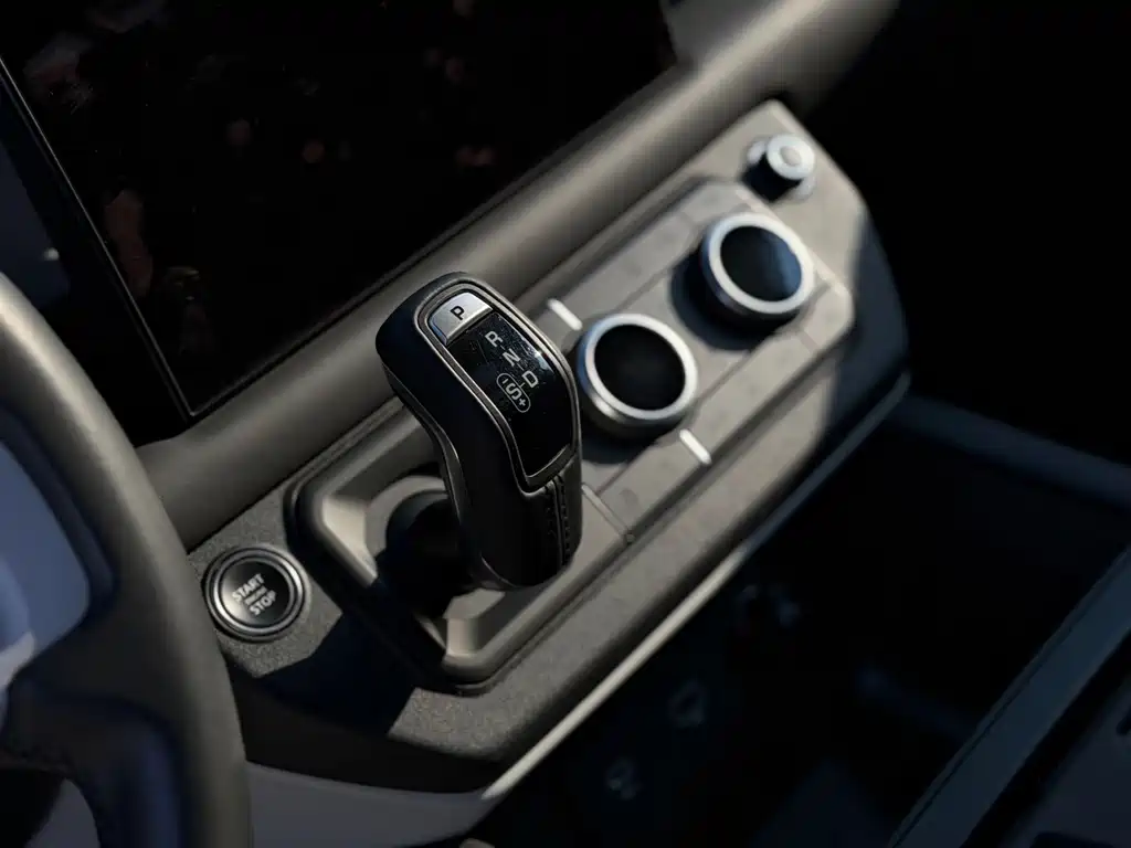 Land Rover Defender 2023 — фото 11